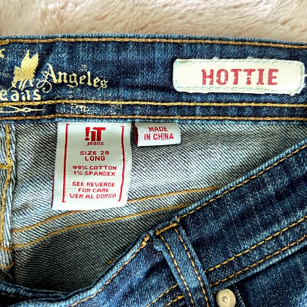 !IT blue jeans size 29. Fabric is 99% cotton and 1% spandex.